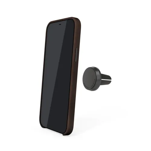 Pipetto iPhone 12/12 Pro Case aus braunem Leder mit magnetischer Halterung auf weißem Hintergrund