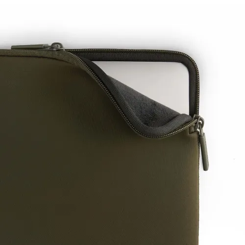 Pipetto MacBook 13/14 Classic Fit Sleeve – Slank beskyttelse med AirTag-lomme - Mørkegrønn