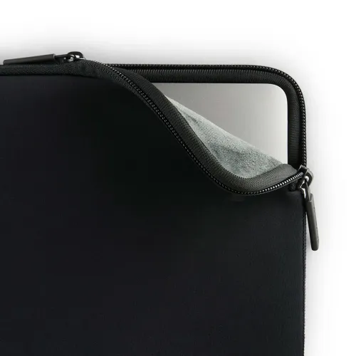 Pipetto Classic Fit dėklas „MacBook Air 15“, juodas neopreno dėklas su užtrauktuku ir iš dalies įdėtu nešiojamuoju kompiuteriu