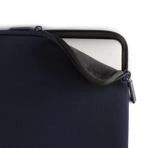 Pipetto Classic Fit Sleeve för MacBook Neo 13 tum i mörkblått, med dragkedjeöppning och mjukt foder