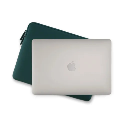 Pipetto Classic Fit-macBookfodral i mörk petrol med tvåvägsdragkedja, visas med en silverfärgad bärbar dator