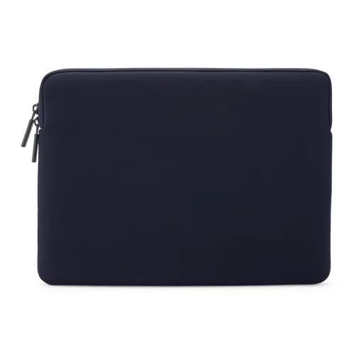 Pipetto Classic Fit Sleeve för MacBook Neo 13-tum i mörkblått, ett smalt neoprenfodral för bärbar dator med texturerad yta
