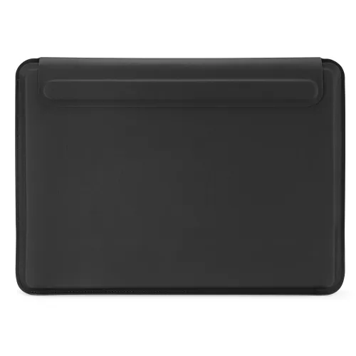 Schwarze schlanke Laptoptasche mit glatter Vorderseite, abgerundeten Ecken und einer oberen Klappe über der Öffnung; sichtbare Naht entlang der Kanten, Vorderansicht.