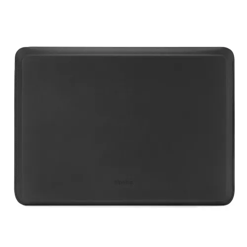 Schwarzes schlankes Laptop-Case Pipetto mit rechteckiger Front, abgerundeten Ecken, sichtbaren Kantensteppnähten und dezentem Logo unten.