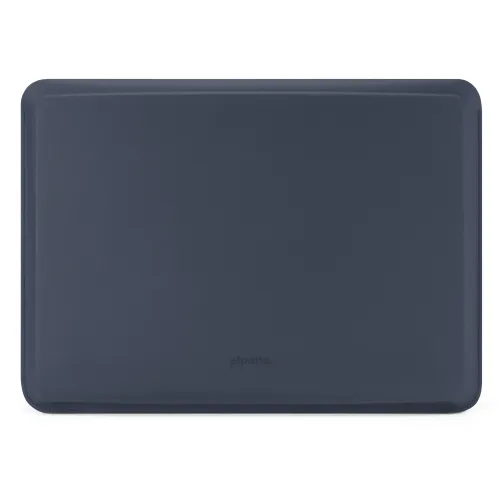 Schlanke, dunkelblaue Laptoptasche mit abgerundeten Ecken, dezentem pipetto-Logo unten und sichtbaren Nähten entlang der Kanten sowie glatten Oberflächen.