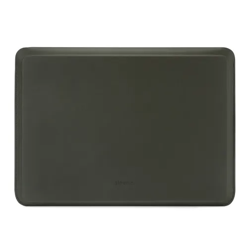 Dunkelgrüne MacBook-Hülle von Pipetto, schlanke rechteckige Form mit abgerundeten Ecken, dezentem Logo und sichtbaren Nähten.