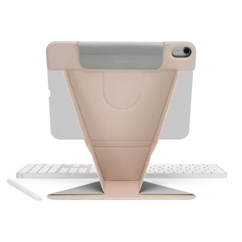 Pipetto Origami No6 Standhülle in Metallic Pink auf dem iPad, Rückansicht mit Kameraaussparung; Tastatur und Stift sind dahinter sichtbar.