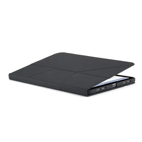 Svart iPad Air stativfodral med origami-fällbart lock, delvis stängt, visar utskärningar för USB‑C och högtalare i nederkant.