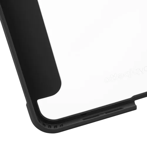Pipetto iPad mini 6 Hülle in Schwarz, Nahaufnahme der unteren Ecke mit erhöhtem Rand, Aussparungen für USB-C und Lautsprecher an der Kante.