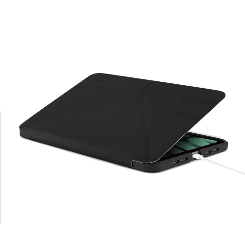 Schwarzes Case für iPad mini 6 mit faltbarer, gemusterter Abdeckung, teilweise geöffnet, sodass das Lautsprechergitter und das unten angeschlossene USB-C-Kabel sichtbar sind.