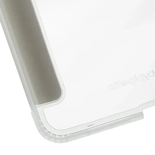 Nahaufnahme der Innenseite einer transparenten iPad mini 6 Hülle an der Ecke mit abgerundeten Kanten, integriertem Stiftfach und geprägtem pipetto-Logo.