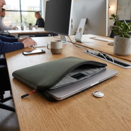 Housse Pipetto Classic Fit pour MacBook Pro 14 et Air 13,6, vert militaire, ouverte avec ordinateur portable à l'intérieur
