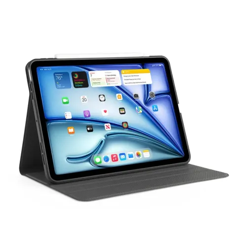 Étui folio rotatif noir Pipetto pour iPad Air 13 pouces en mode support en paysage, écran visible