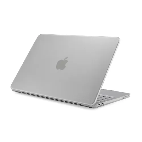 Pipetto frostad, transparent MacBook-skal monterat på en silverfärgad laptop, med Apple-logotypen synlig genom locket.