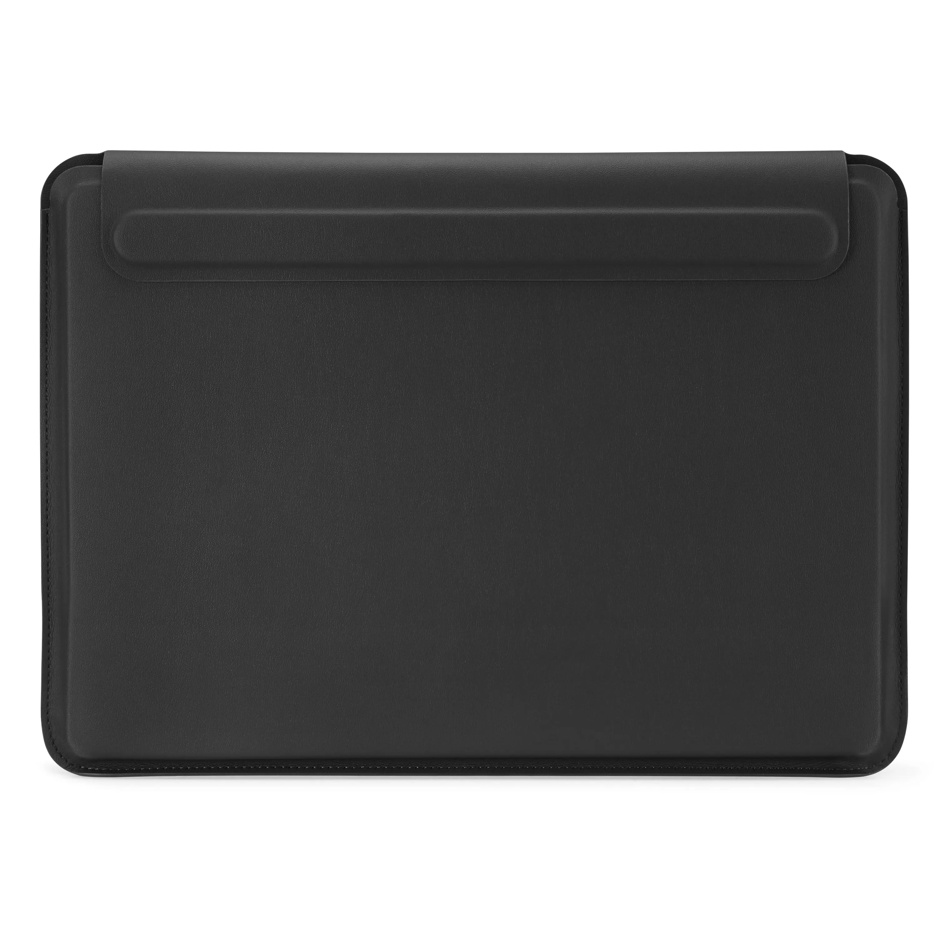 Svart, slimt laptopfodral med slät framsida, rundade hörn och toppflik över öppningen; synlig söm längs kanterna, frontvy.